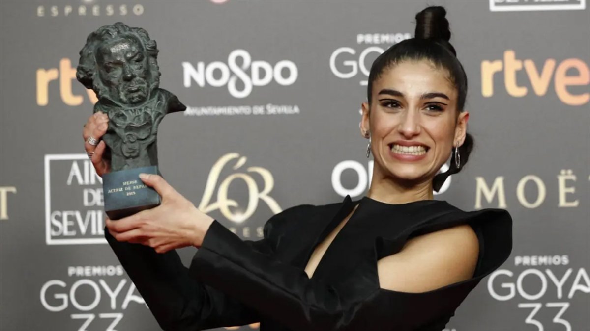La actriz posa en el photocall de los Premios Goya tras recoger uno de sus dos 'cabezones'. ¡Habrá que ver si para el próximo acuden juntos a la gala Carolina Yuste y Héctor Bellerín!