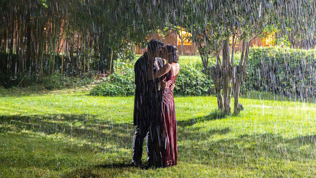 El esperado beso bajo la lluvia de Manuel y Julieta en 'La promesa'.