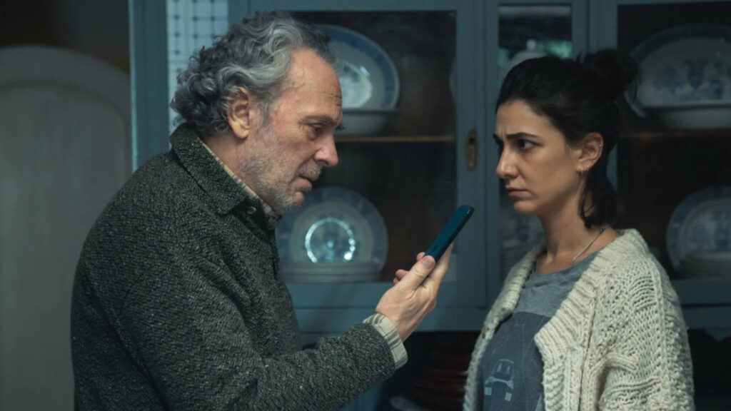 José Coronado y Stéphanie Magnin, en 'Los creyentes' de Netflix.