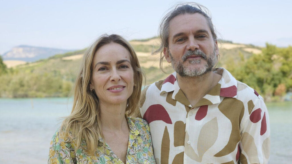 Kira Miró y Salva Reina, en el rodaje de 'Tres de más'.