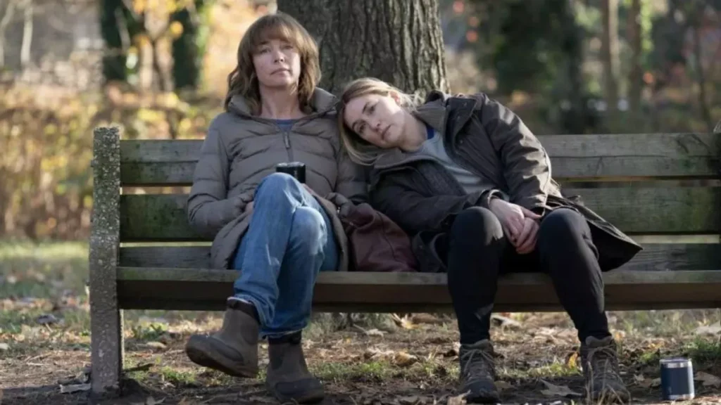 Julianne Nicholson y Kate Winslet, en 'Mare of Easttown'
