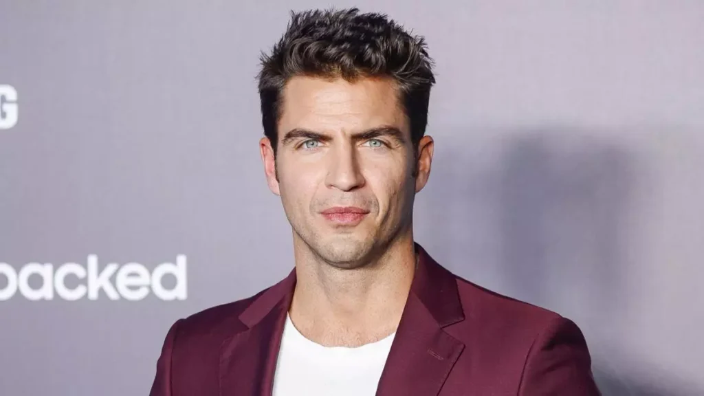 Maxi Iglesias es el detective Medina en 'La Dama del Norte'.