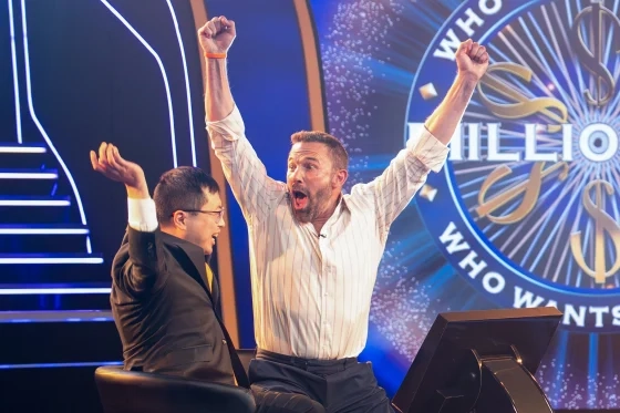Reacción de Ben Affleck al ganar un millón en un concurso de televisión.