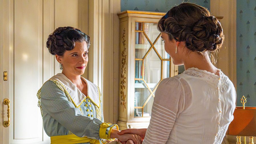 Martina ayuda a Julieta en 'La promesa'.