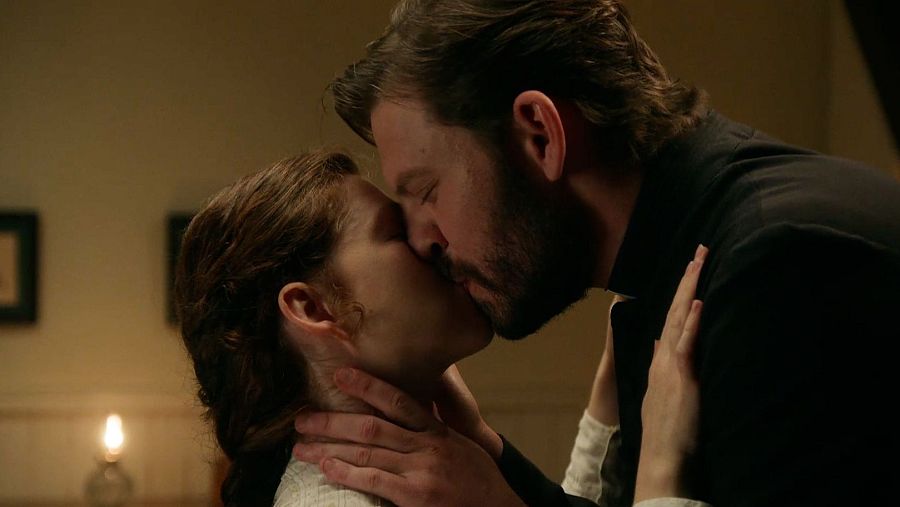 Samuel besa a María Fernández en 'La Promesa'.