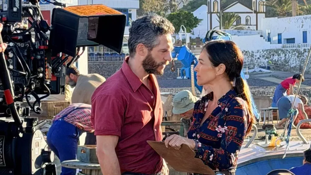 Tristán y Lucía, en el pueblo de Bastuel, en 'A la deriva', la serie de Atresmedia.