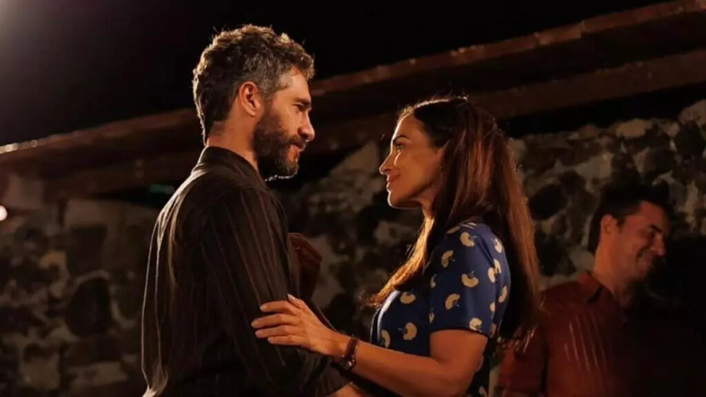 Paula Echevarría y Michel Noher, en una de las imágenes de 'A la deriva'.