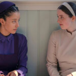 Chase Infiniti es Agnes Mackenzie y Lucy Halliday interpreta a Daisy en 'Los testamentos'.