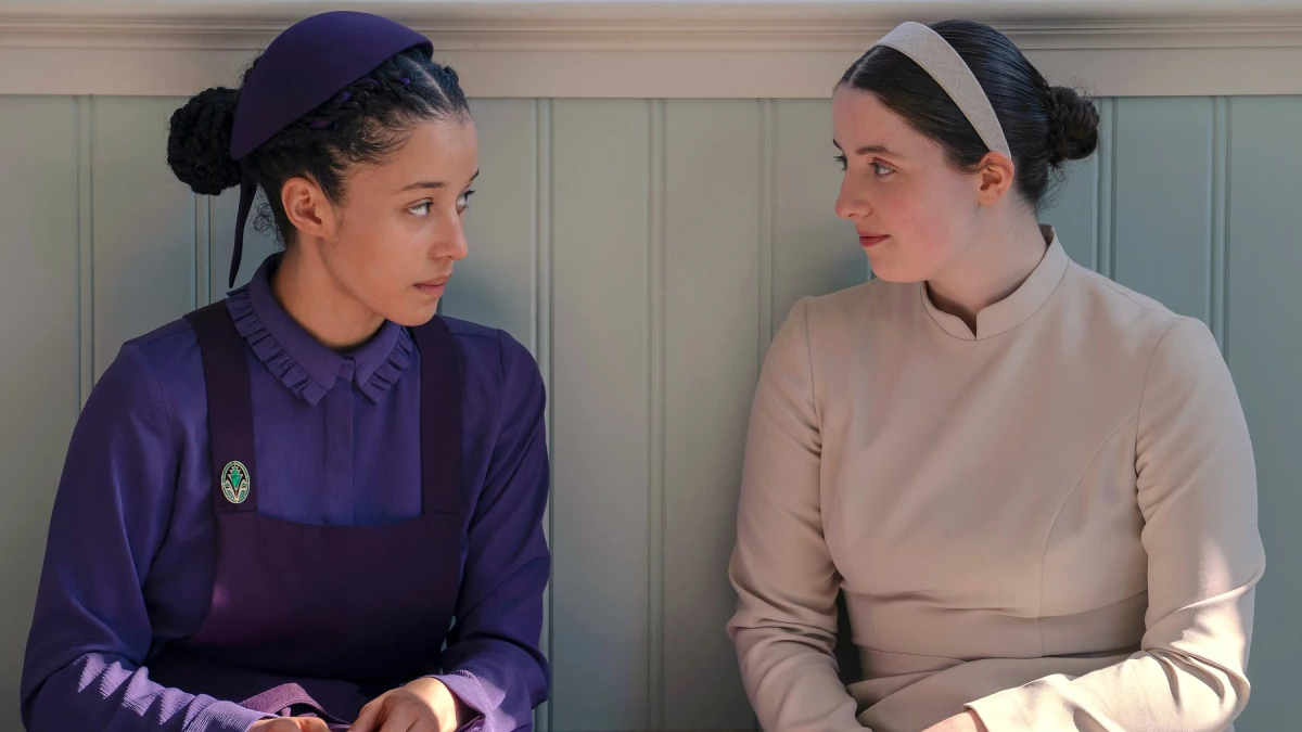 Chase Infiniti es Agnes Mackenzie y Lucy Halliday interpreta a Daisy en 'Los testamentos'.