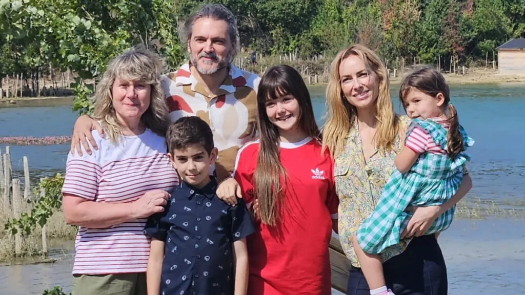 Reparto principal de 'Tres de más', con Kira Miró y Salva Reina.