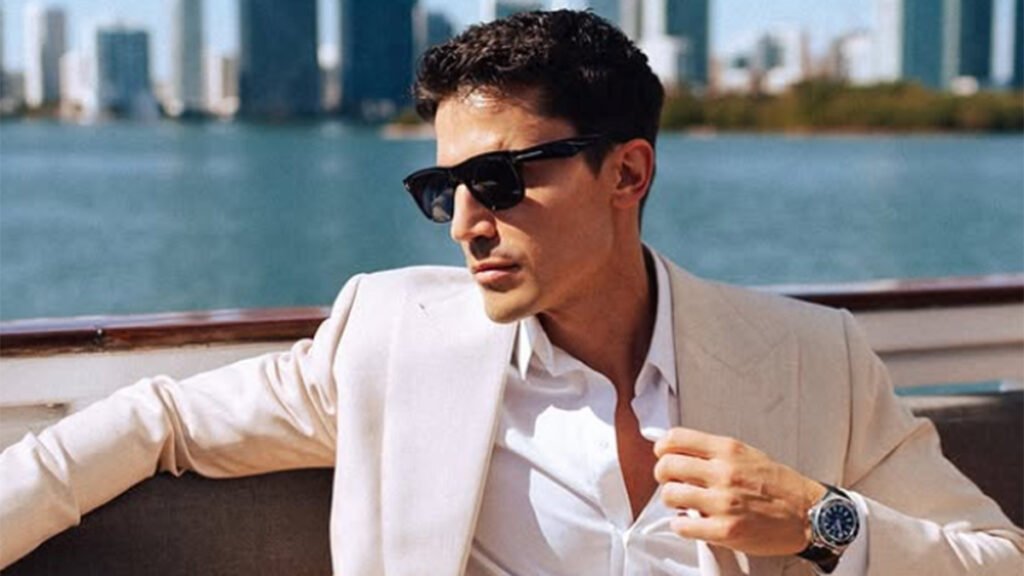 El actor Álex Gonzálex cumple 46 años junto a su pareja, la influencer Carla Virgós.
