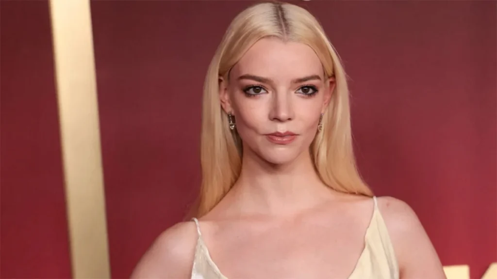 Lo de Anya Taylor-Joy y Daniel Day-Lewis se resume rápido: la actriz asegura que las mujeres no actúan con método porque no tienen tiempo que perder.
