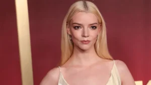 Lo de Anya Taylor-Joy y Daniel Day-Lewis se resume rápido: la actriz asegura que las mujeres no actúan con método porque no tienen tiempo que perder.