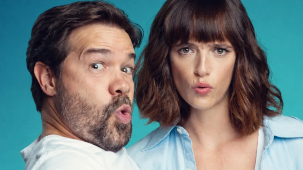 Detalle del cartel promomcional de la película 'El último mono' con Juan Dávila y Susana Abaitua, uno de los estrenos de cine del 7 de agosto de 2026.