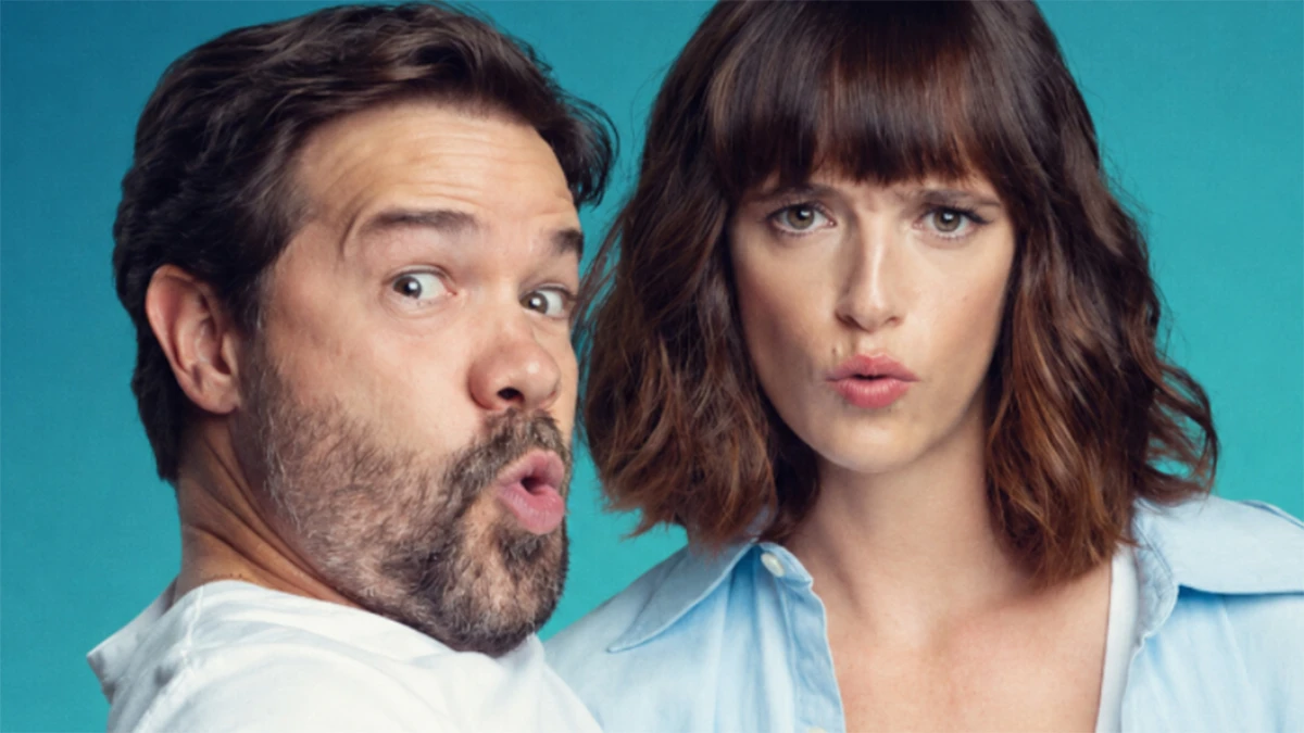Detalle del cartel promomcional de la película 'El último mono' con Juan Dávila y Susana Abaitua, uno de los estrenos de cine del 7 de agosto de 2026.