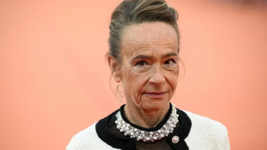 Ha muerto Dominique Frot, la actriz de 'Soda' que interpretó a la exigente directora de la escuela en sus tres temporadas.