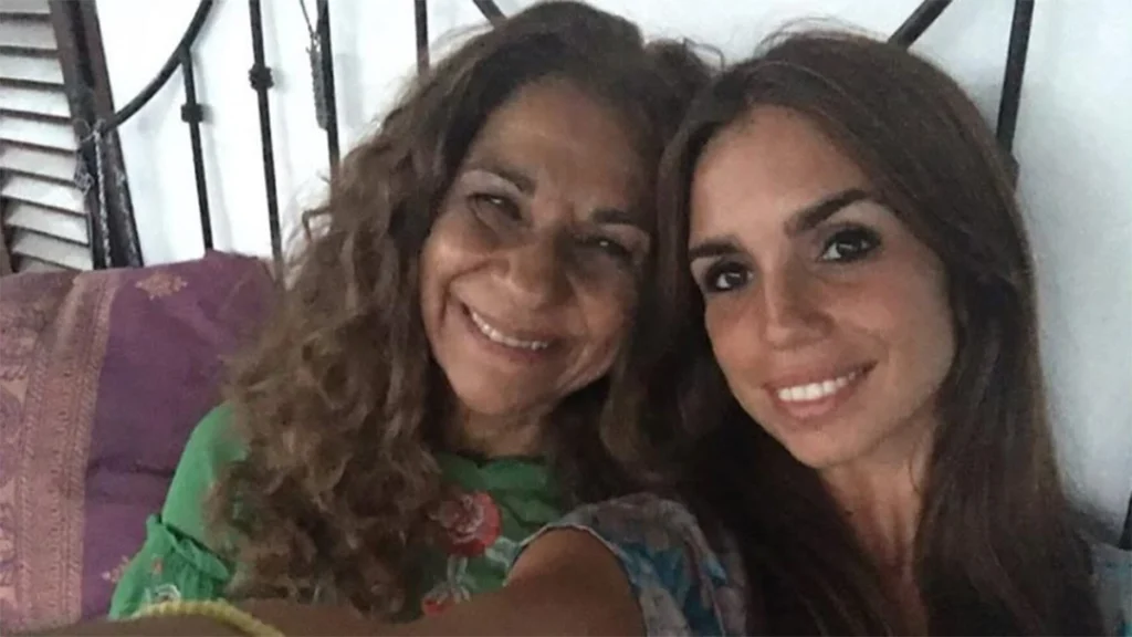 Lolita y Elena Furiase compartiendo un buen momento tiempo antes de sorprender bailando ritmos latinos juntas.