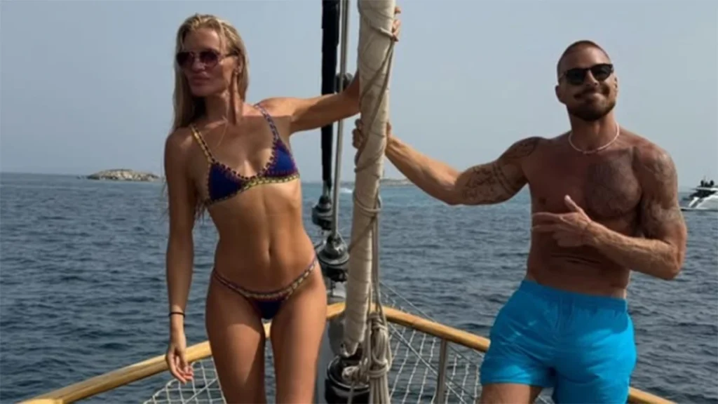 Esther Cañadas y Ricky Martin presumen de cuerpos esculturales durante unos días de vacaciones compartidas en Ibiza.