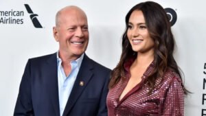Emma Heming junto a Bruce Willis, en un acto antes de que el estado de salud del actor empeorase.