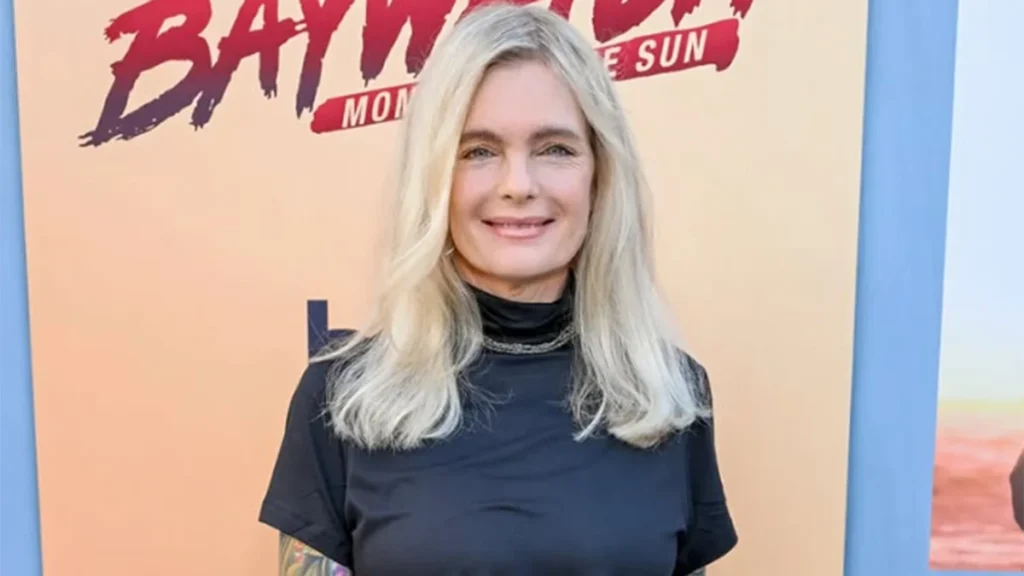 Erika Eleniak, en 'Baywatch' como estrella invitada. La actriz vuelve en el reboot de 'Los vigilantes de la playa' en Prime Video y aprovecha la ola para unirse a ONlyFans para publicar fotos de sus pies y sacarse un dinerillo.