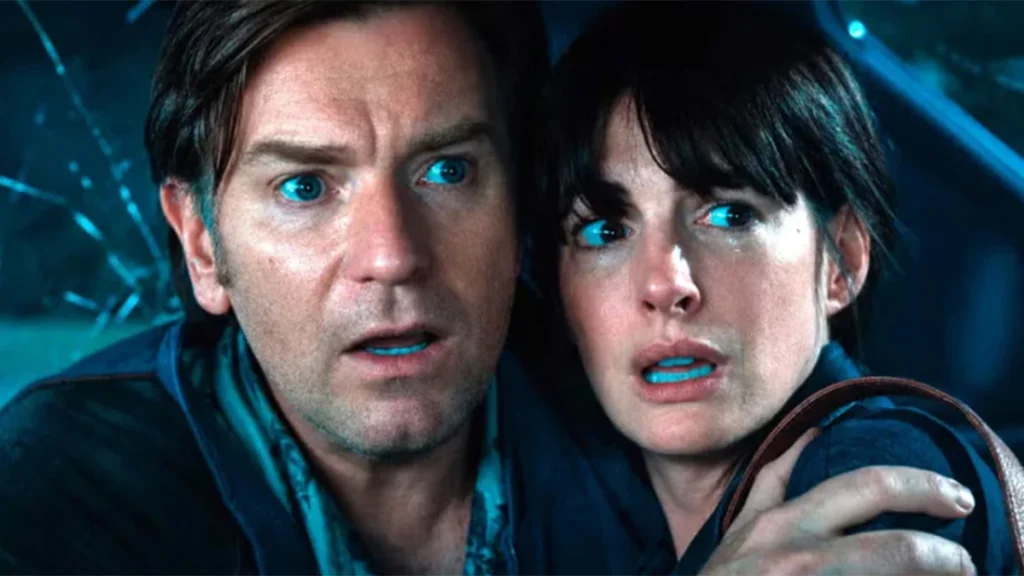 Ewan McGregor y Anne Hathaway, protagonistas de 'El Final de Oak Street'.