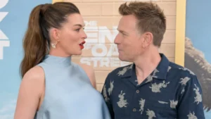 Anne Hathaway embarazada junto a Ewan McGregor, los dos protagonistas de la premiere de la película 'El final de Oak Street'.