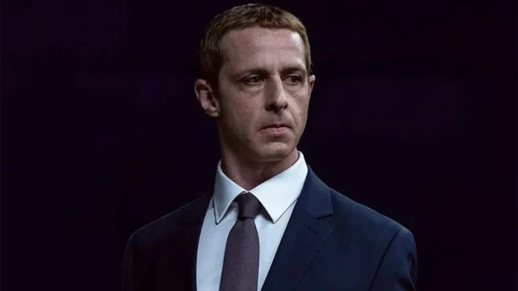 El increíble método de Jeremy Strong para ser Mark Zuckerberg: imitar su voz y su imagen incluso fuera del rodaje para no salirse del personaje.