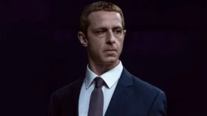 El increíble método de Jeremy Strong para ser Mark Zuckerberg: imitar su voz y su imagen incluso fuera del rodaje para no salirse del personaje.