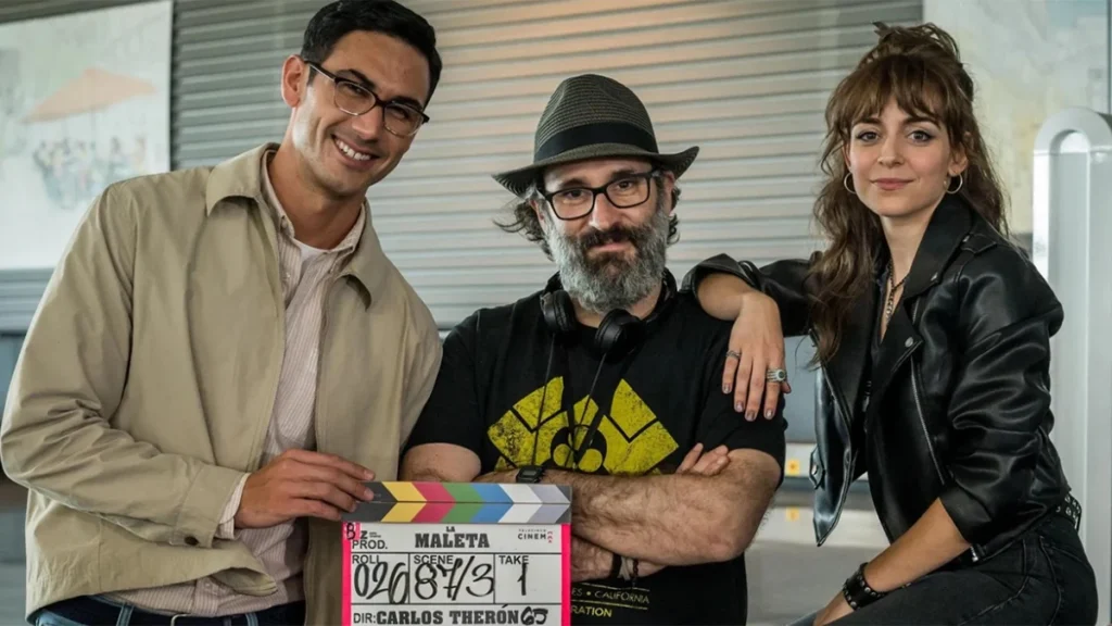 Lucía Caraballo y Alejandro Speitzer junto a Carlos Therón, protagonistas y directos de la película 'La Maleta' respectivamente.