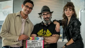 Lucía Caraballo y Alejandro Speitzer junto a Carlos Therón, protagonistas y directos de la película 'La Maleta' respectivamente.