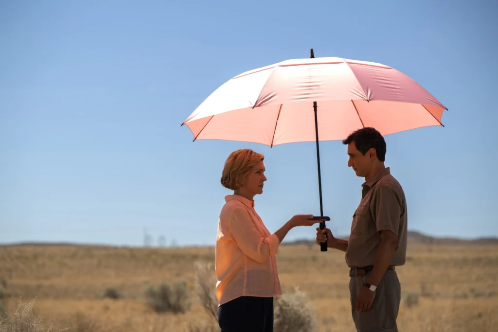 Los personajes Carol y Manousos, en 'Pluribus'.