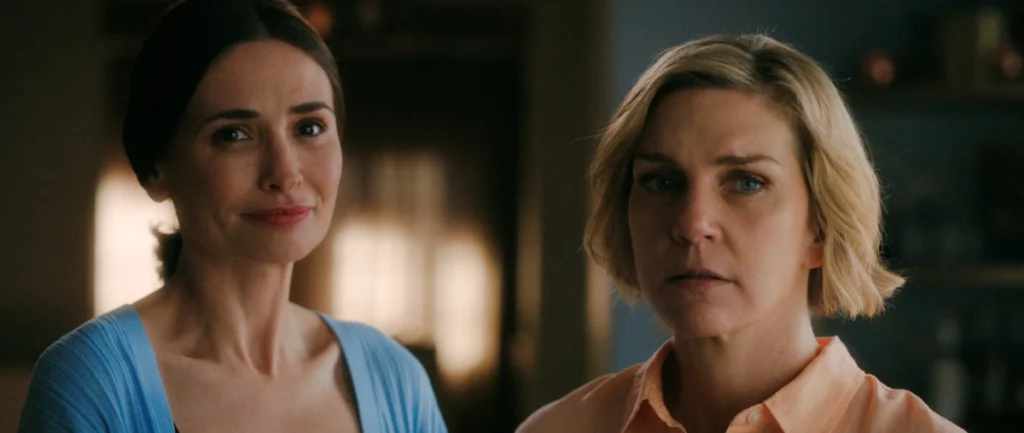 Los personajes de Zosia y Carol, en 'Pluribus'.