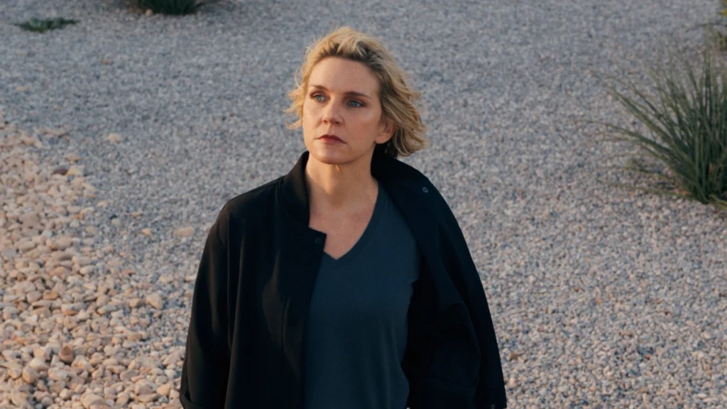 Rhea Seehorn es Carol Sturka en 'Pluribus'.