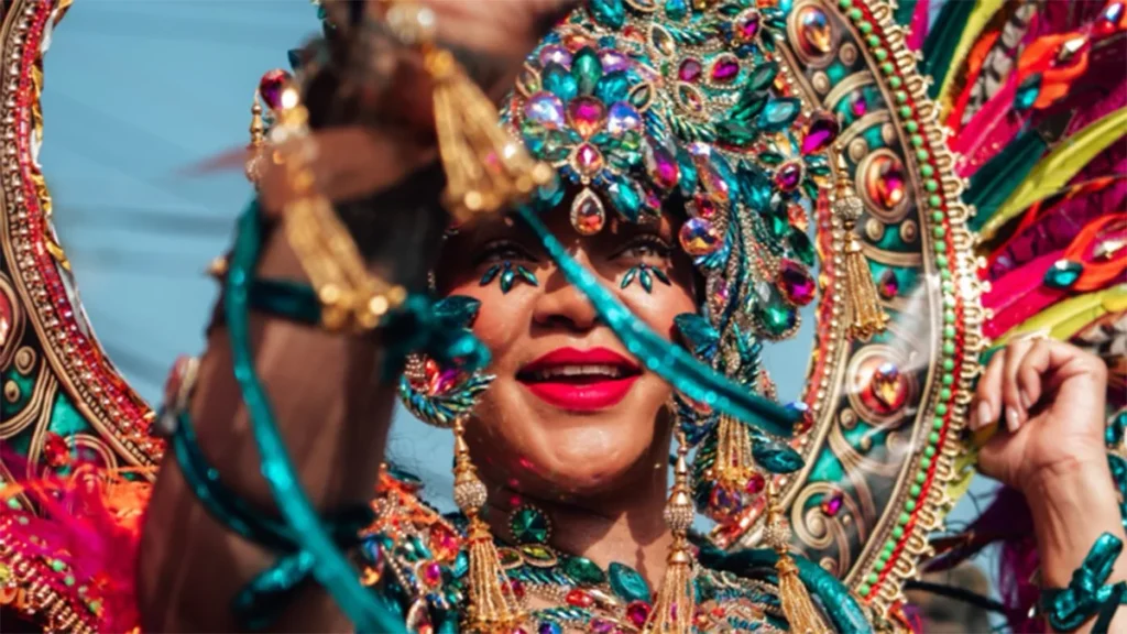 Rihanna en el Carnaval de Barbado 2026: lo dio todo con un colorido look que no todo el mundo sería capaz de ponerse.