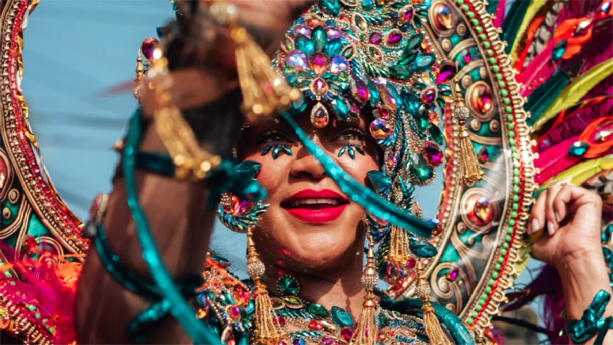 Rihanna en el Carnaval de Barbado 2026: lo dio todo con un colorido look que no todo el mundo sería capaz de ponerse.
