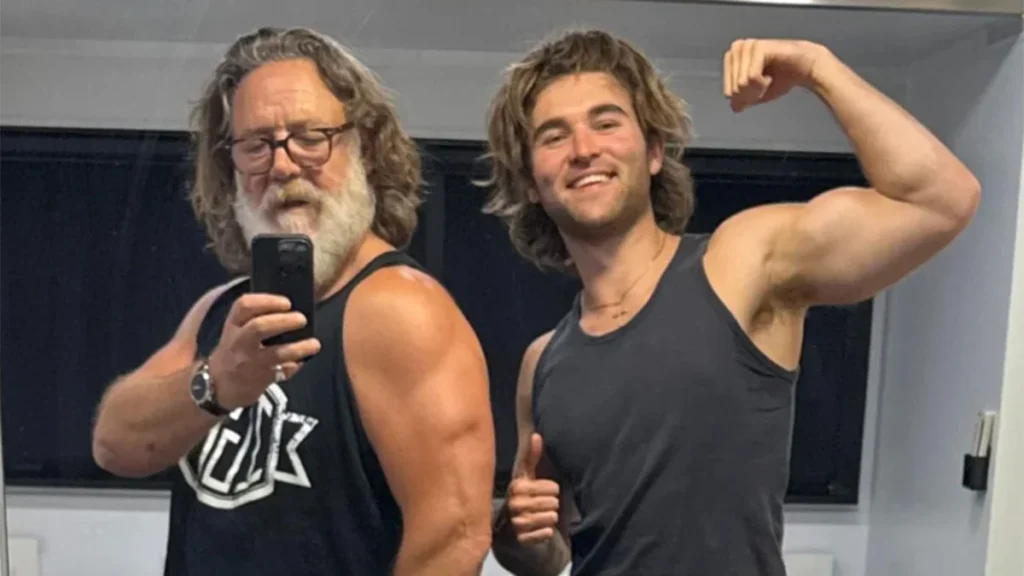 Russell Crowe y su cambio físico impresionante, haciéndose un selfie junto a su hijo.
