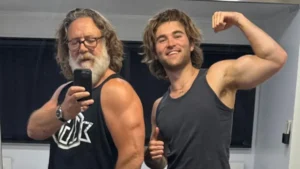 Russell Crowe y su cambio físico impresionante, haciéndose un selfie junto a su hijo.
