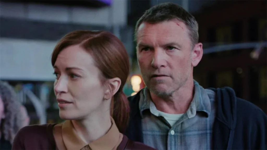 Britt Lower y Sam Worthington funcionaban juntos sobre el papel, pero en la crítica de 'Te encontraré' de Netflix hacen aguas por todas partes.