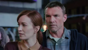 Britt Lower y Sam Worthington funcionaban juntos sobre el papel, pero en la crítica de 'Te encontraré' de Netflix hacen aguas por todas partes.