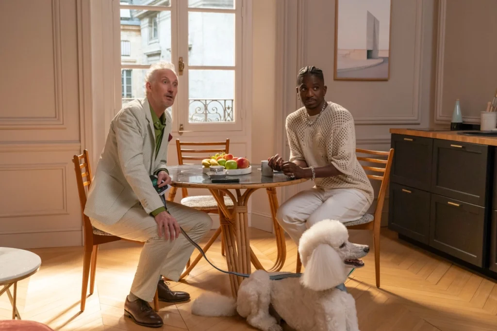 Los personajes de Luc y Julien en 'Emily in Paris'.