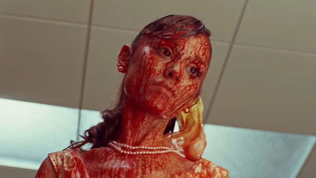 Ariana Grande, en el sangriento videoclip de 'Petal', la canción que da nombre a su nuevo trabajo.