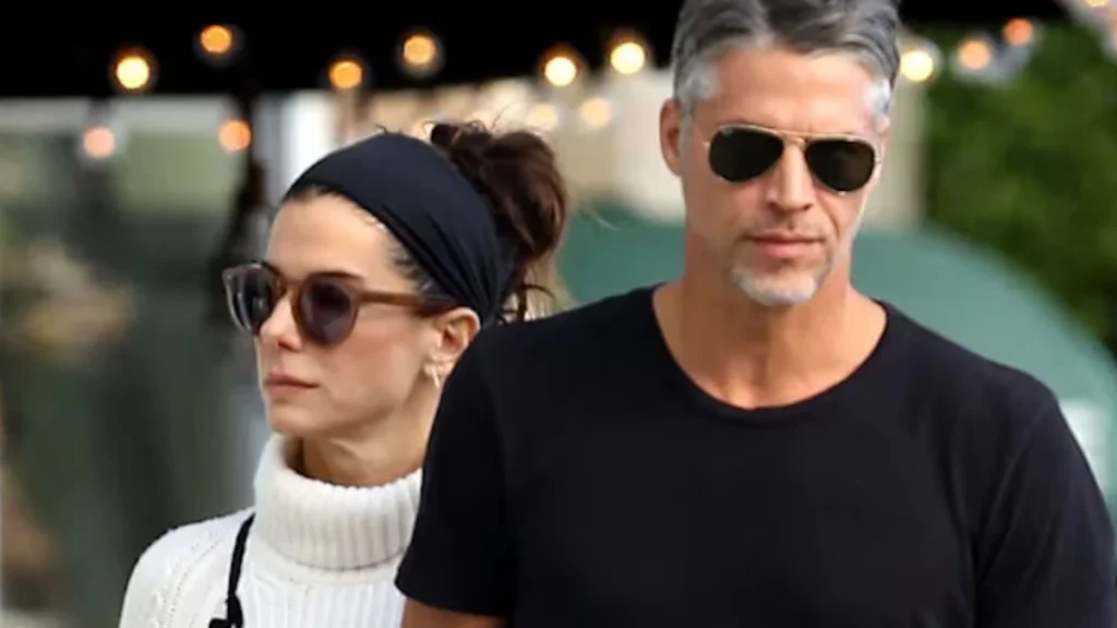 Sandra Bullock y Bryan Randall, en una aparición pública.