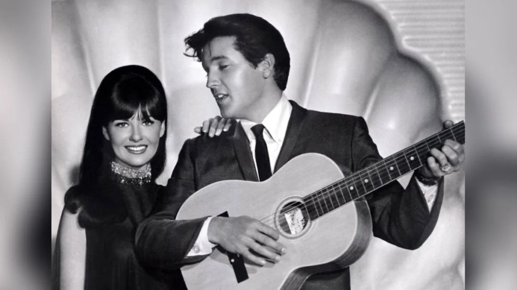 Shelley Fabares, junto a Elvis Presley, con quien protagonizó tres películas.