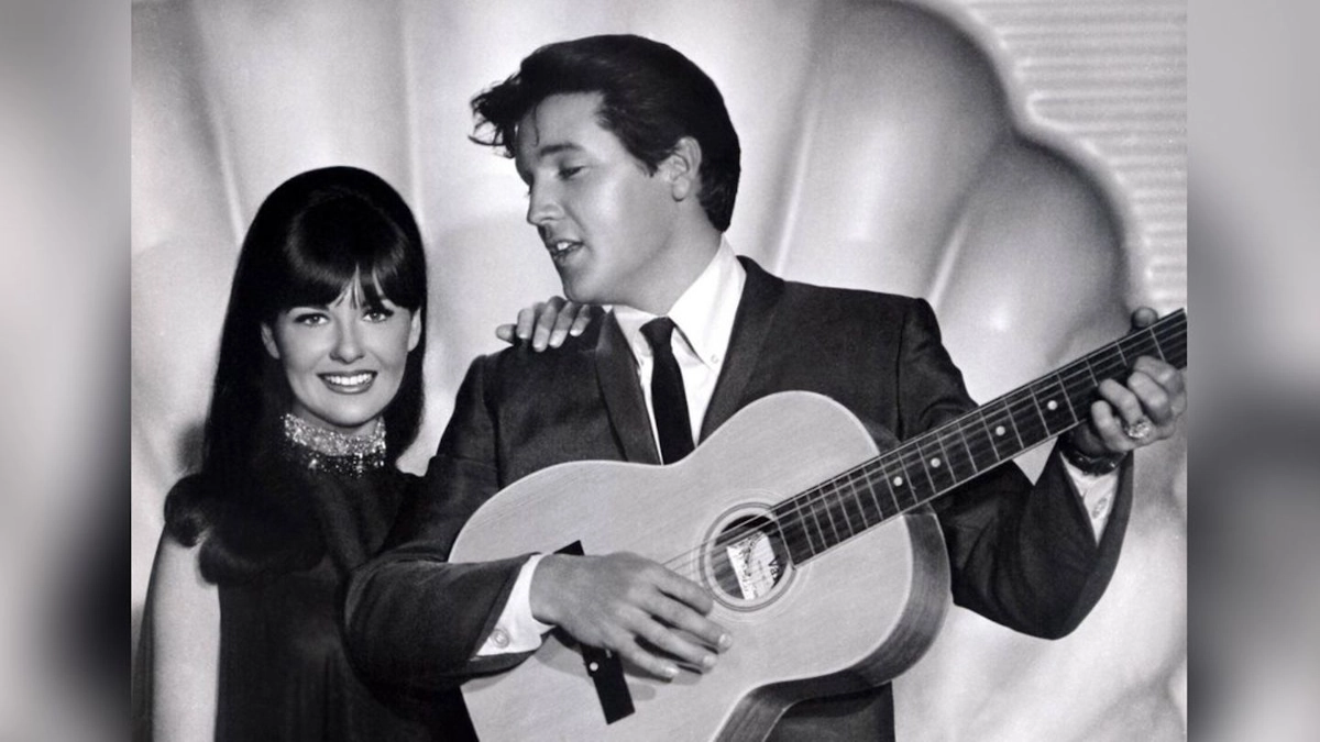 Shelley Fabares, junto a Elvis Presley, con quien protagonizó tres películas.