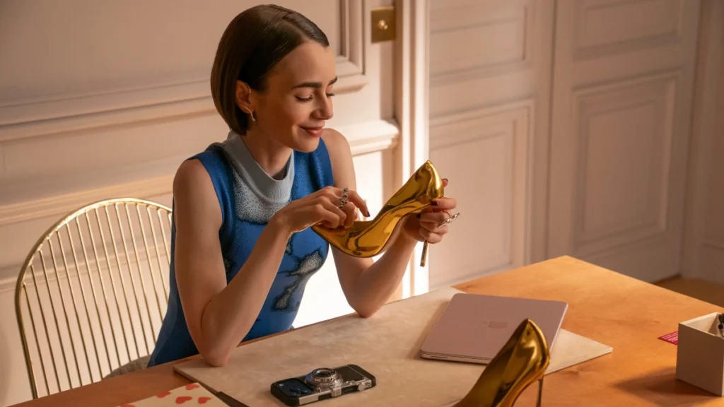 Lily Collins es Emily Cooper en 'Emily in Paris'.