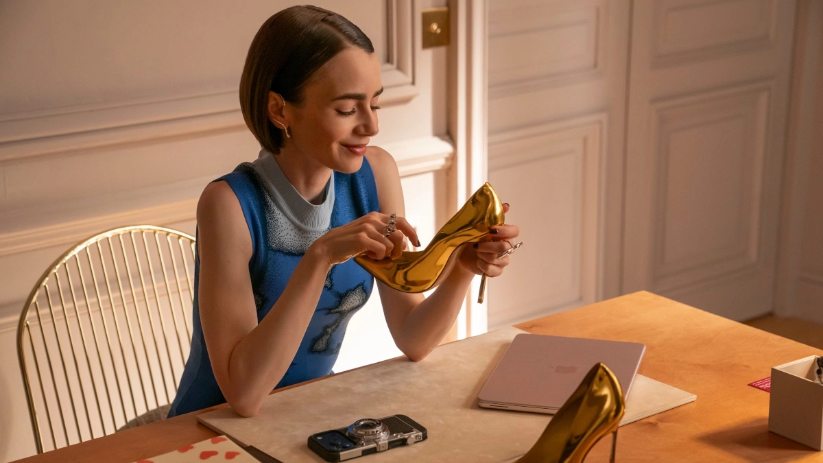 Lily Collins es Emily Cooper en 'Emily in Paris'.
