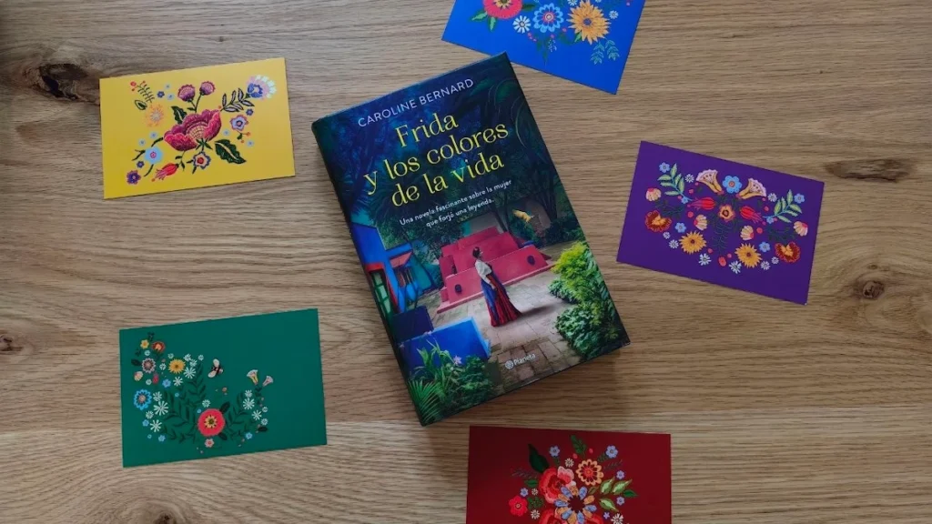La novela 'Frida y los colores de la vida' viene acompañada de unas postales muy especiales.