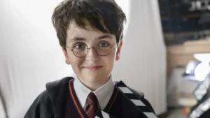 Dominic McLaughlin interpreta a Harry Potter en la serie de HBO Max.