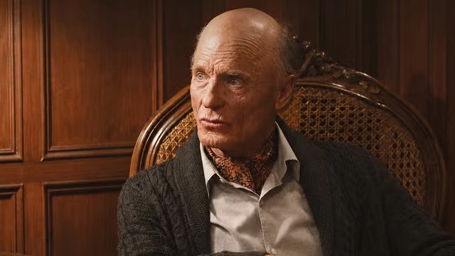 Ed Harris es el abuelo Whitelaw Redfellow en 'Jugada maestra'.