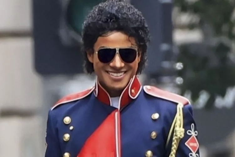 Jaafar Jackson, caracterizado como Michael Jackson.